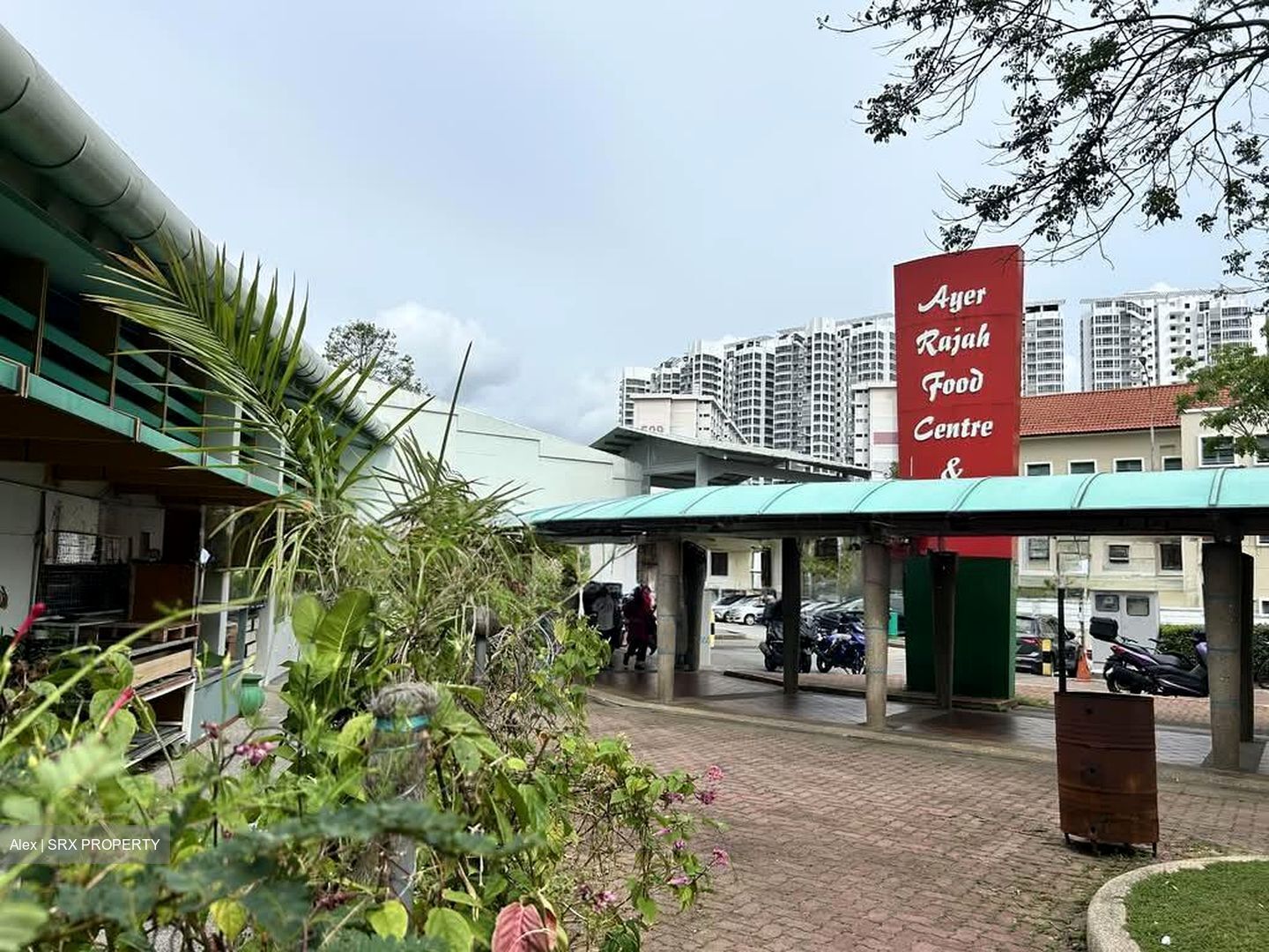 West Coast Drive (D5), Retail #529433731